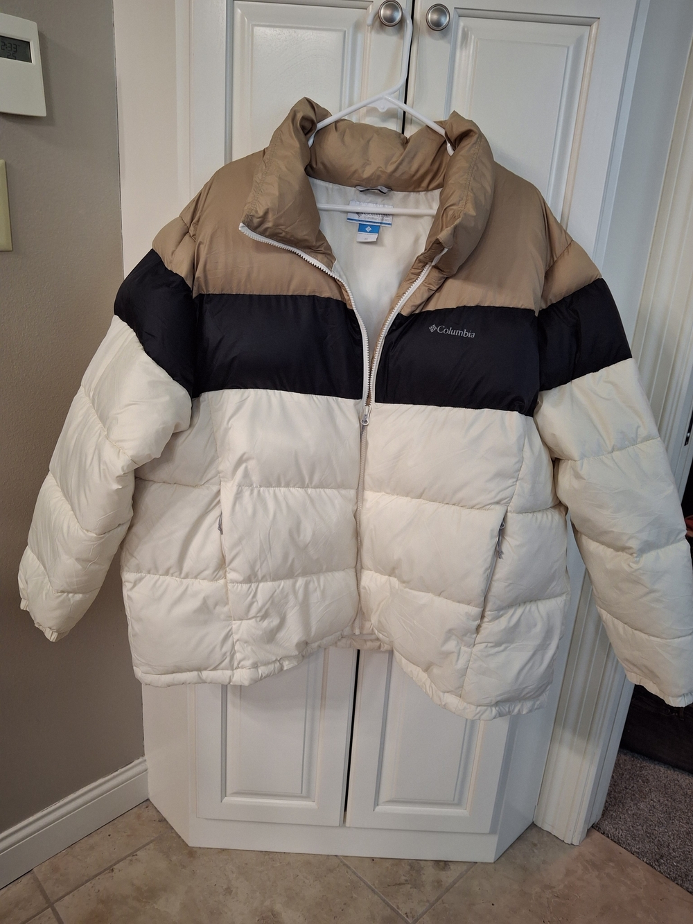 Columbia Womens Colorblock Puffer Jacket in Cream, Black & Tan 3X